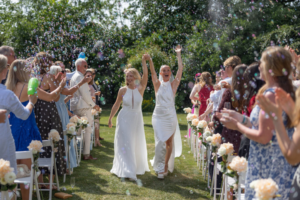 Ett internationellt utomhusbröllop på Stallgården som ligger utanför Vellinge i södra Skåne. Foto: Tove Lundquist, bröllopsfotograf i Malmö.