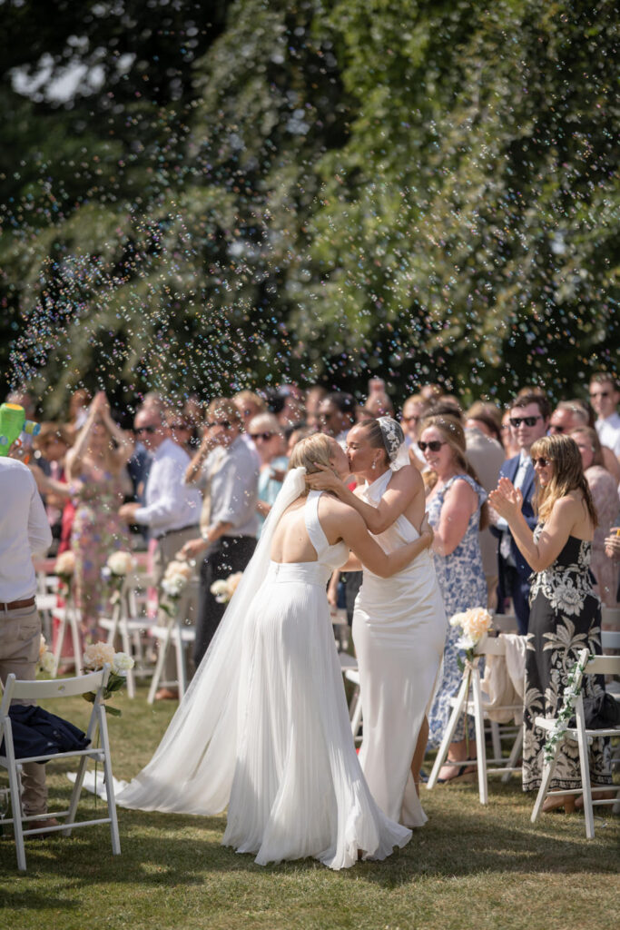 Ett internationellt utomhusbröllop på Stallgården som ligger utanför Vellinge i södra Skåne. Foto: Tove Lundquist, bröllopsfotograf i Malmö.