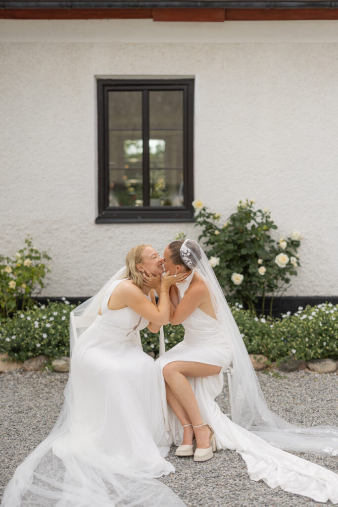 Ett internationellt utomhusbröllop på Stallgården som ligger utanför Vellinge i södra Skåne. Foto: Tove Lundquist, bröllopsfotograf i Malmö.