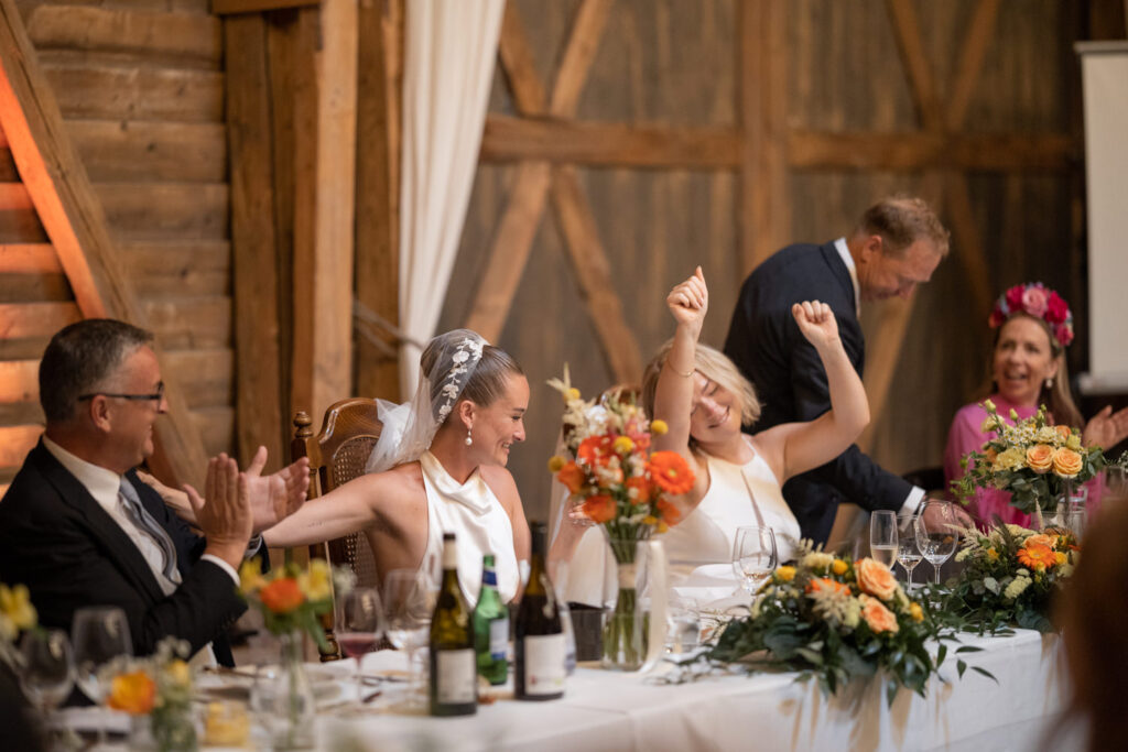 Ett internationellt utomhusbröllop på Stallgården som ligger utanför Vellinge i södra Skåne. Foto: Tove Lundquist, bröllopsfotograf i Malmö.